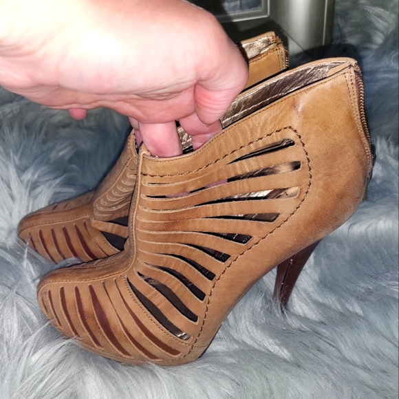 BCBG HIGH HEEL BOOTIES - Picture 4 of 4